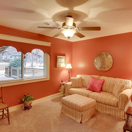 Beautiful Central Fayetteville Townhome With Views! 외부 사진