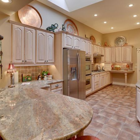 Beautiful Central Fayetteville Townhome With Views! 외부 사진