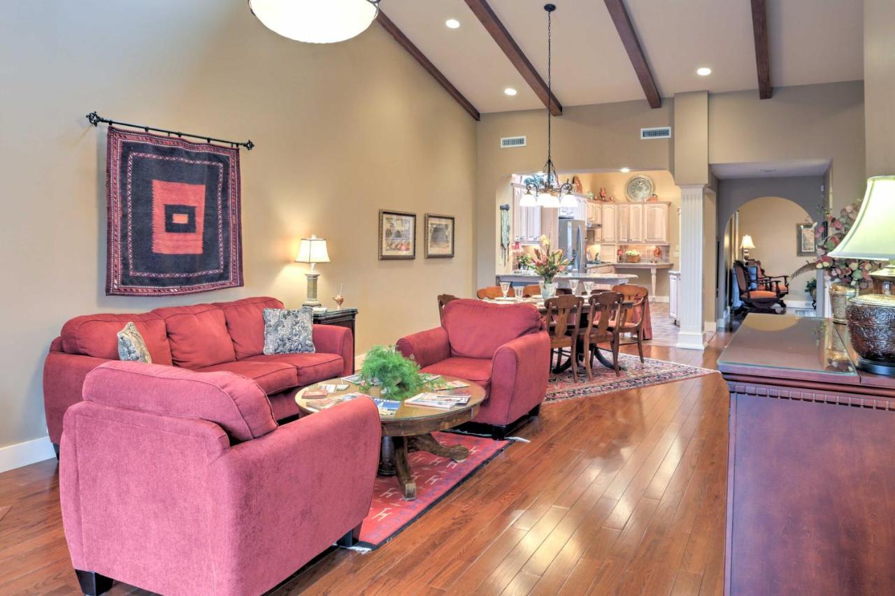Beautiful Central Fayetteville Townhome With Views! 외부 사진