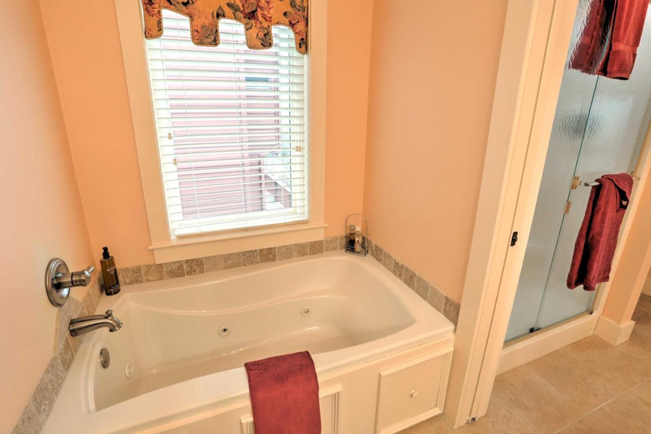 Beautiful Central Fayetteville Townhome With Views! 외부 사진