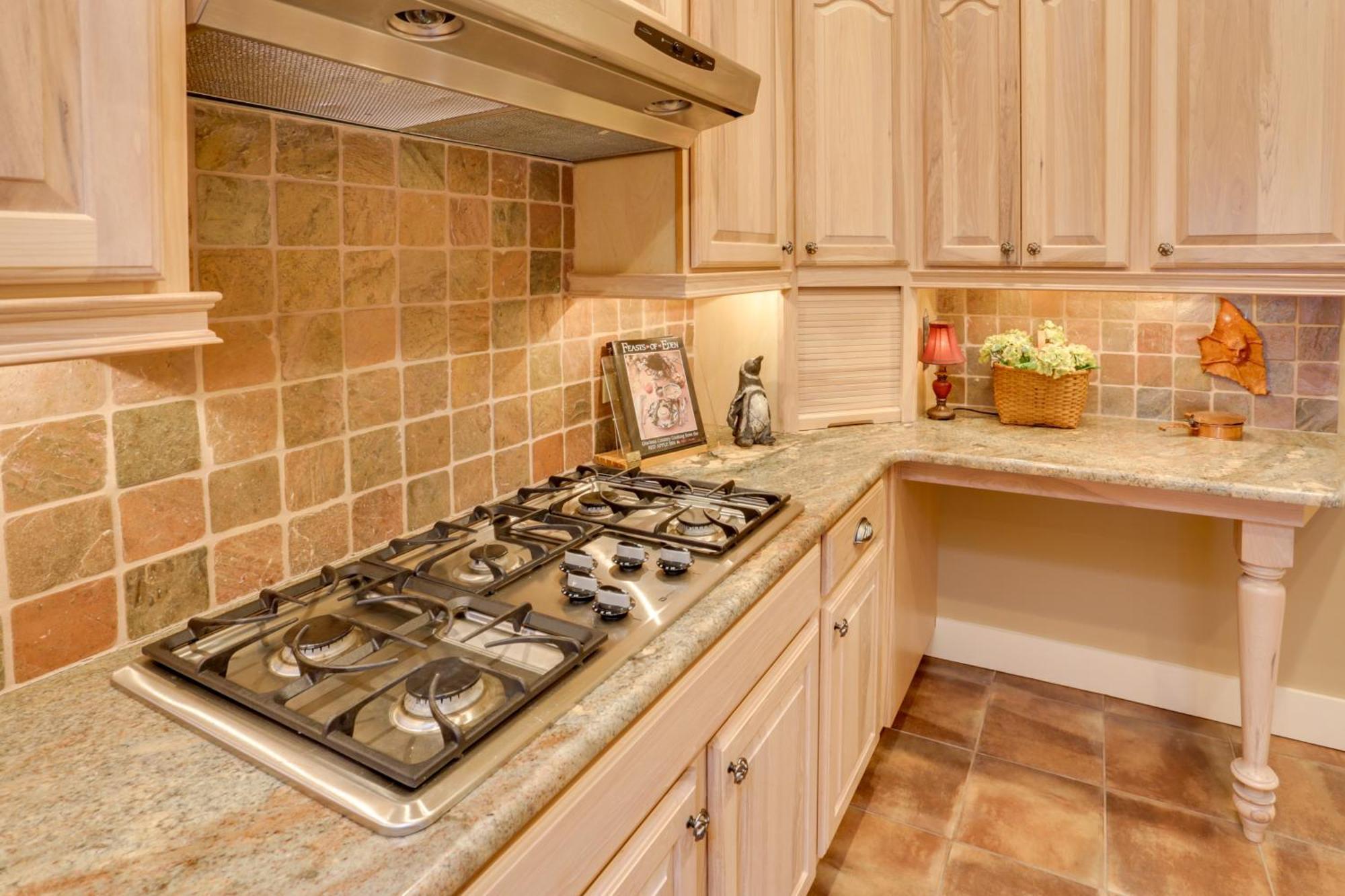 Beautiful Central Fayetteville Townhome With Views! 외부 사진